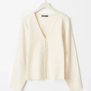 Beige kofta från Gina Tricot - Super snygg beige kofta med v-ringning från Gina Tricot💞💞💞Nästan aldrig andvänd!!