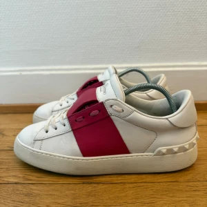 Valentino open sneakers - Säljer nu dessa fina valentino open skor | Super fint skick | Storlek 38 | Kommer med kvitto,dustbag,valentino kort 