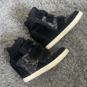 isabel marant liknande - säljer mina leopard mönstrade wedge sneakers, liknande isabel marant 💓 (box medföljer)