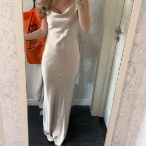 Balklänning  - Säljer min balklänning från boohoo i storlek 38. 💕 