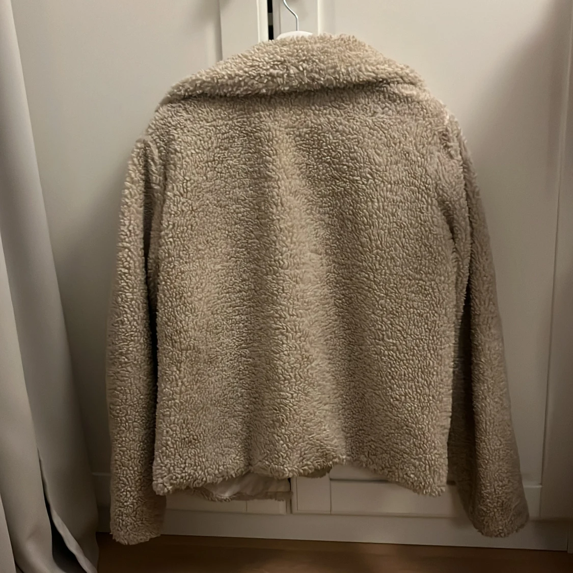 Beige teddyjacka från Design by Amor - 1