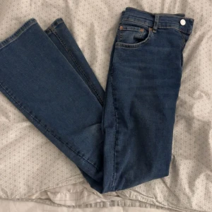 Blå jeans från Gina Tricot, storlek 38 - Säljer ett par klassiska blå jeans från Gina Tricot i storlek 38. Mycket stretchigt matrial 
