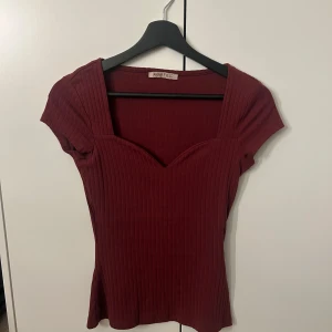 Mörk röd topp - Super fin mörk röd topp från Anna field som tyvärr inte kommer till användning❤️ använd endast 3/4 gånger och är i super fint nytt skick!❤️