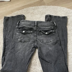 Lågmidjade jeans - Snygga grå jeans från Gina Tricot i bootcut-modell. Storlek 158, skriv för fler bilder💕