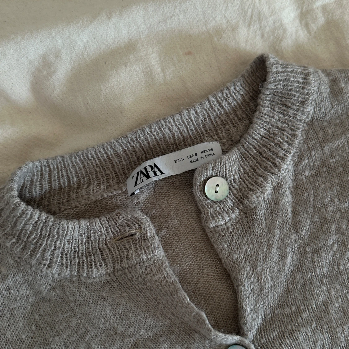 Beige kofta från Zara med knappar - 1