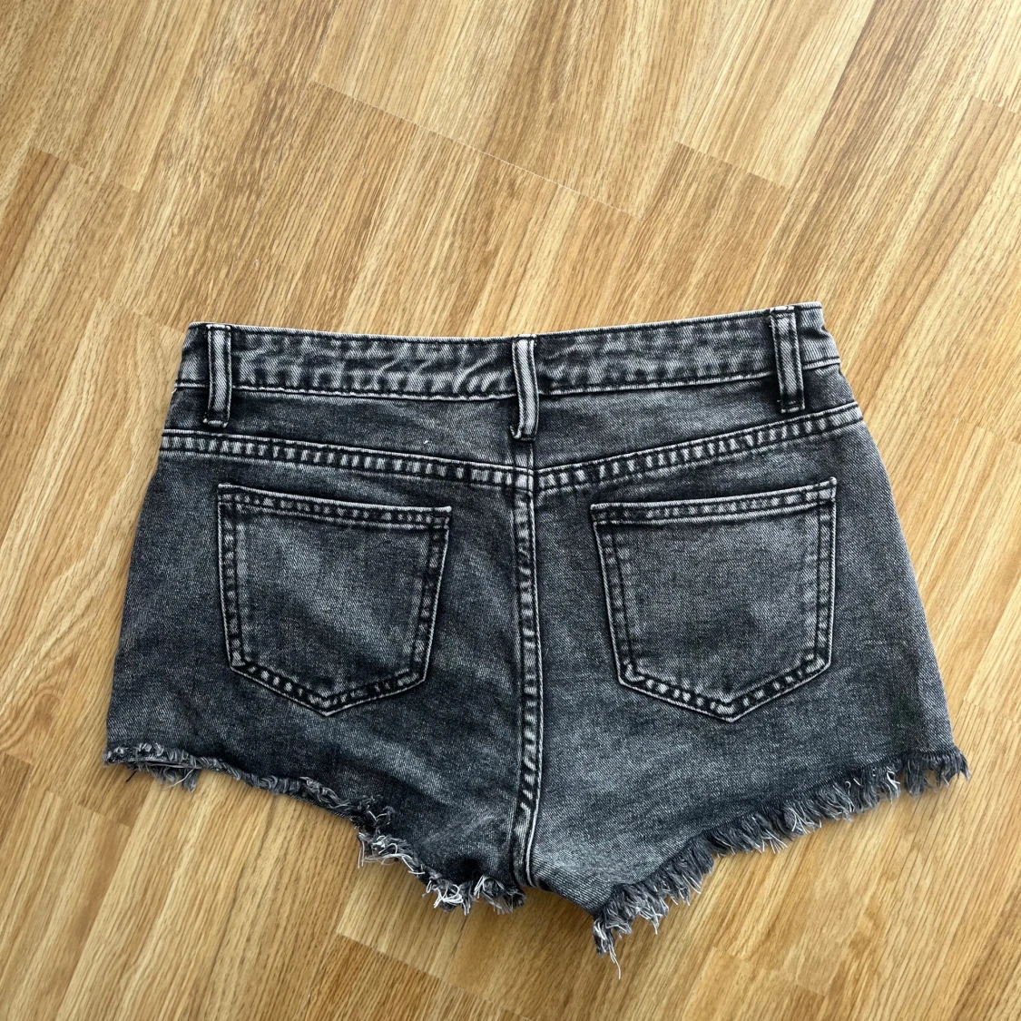 Svarta jeansshorts med slitningar från Shein - 1
