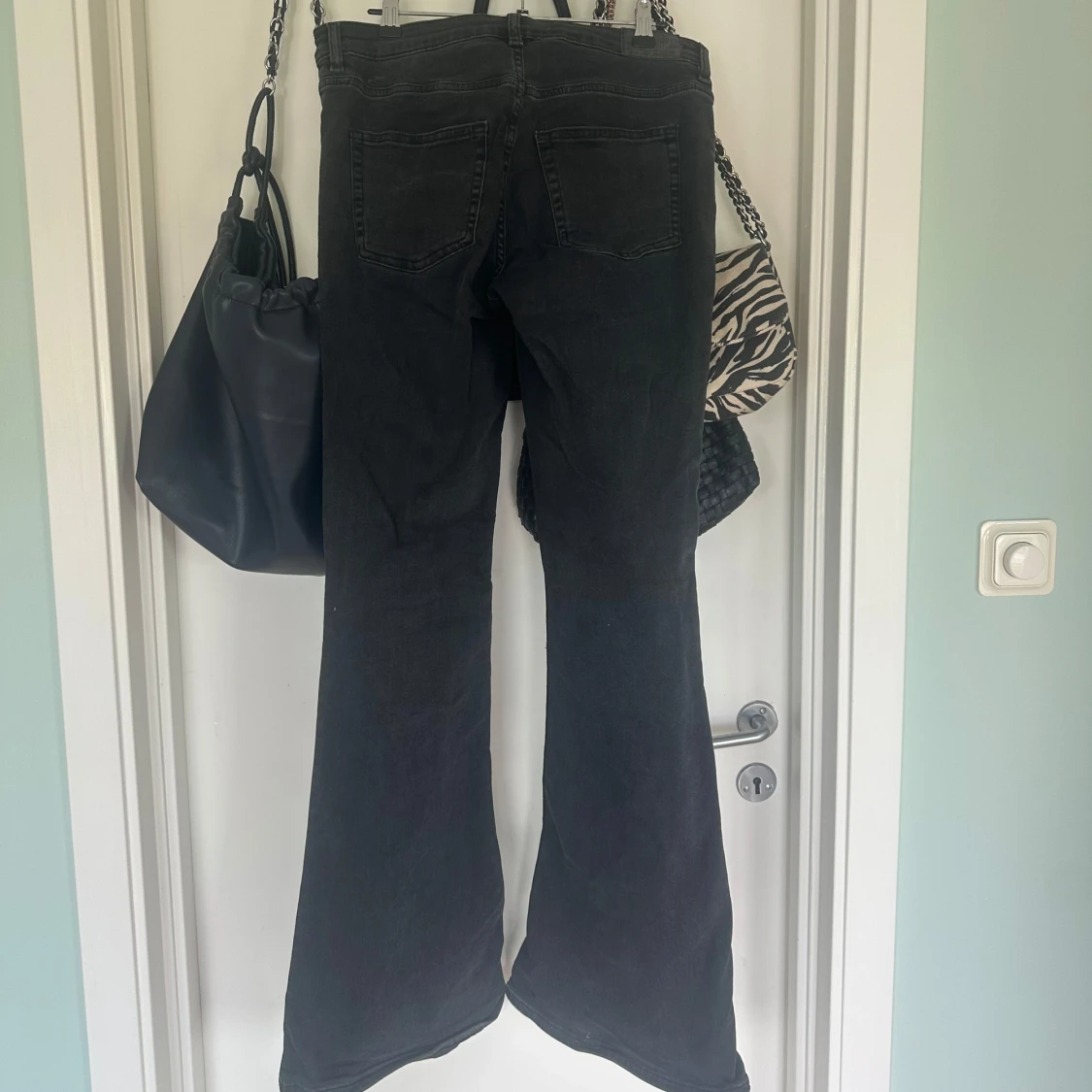 Svarta bootcut jeans från Levi's - 1