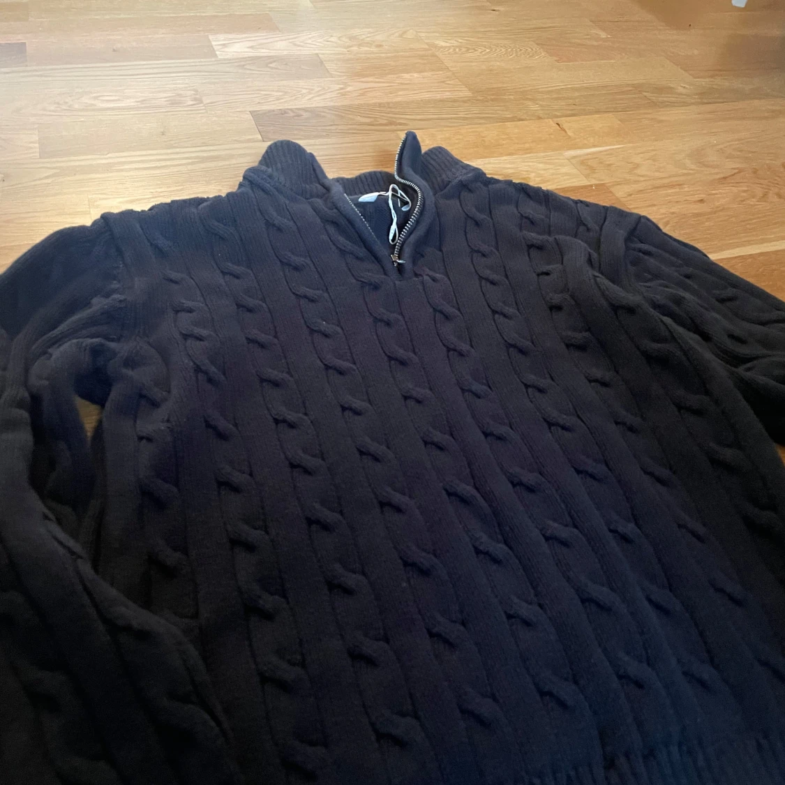 Mörkblå stickad tröja med half zip - 1