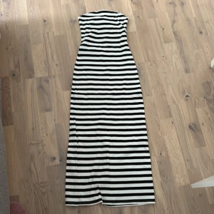 Randig långklänning från H&M Divided - Säljer en svartvit långklänning från H&M Divided i storlek s.
