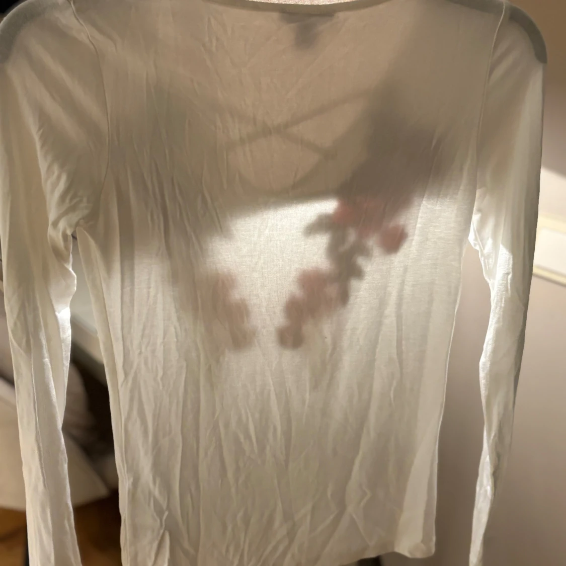 Vit långärmad topp med broderade blommor - 1