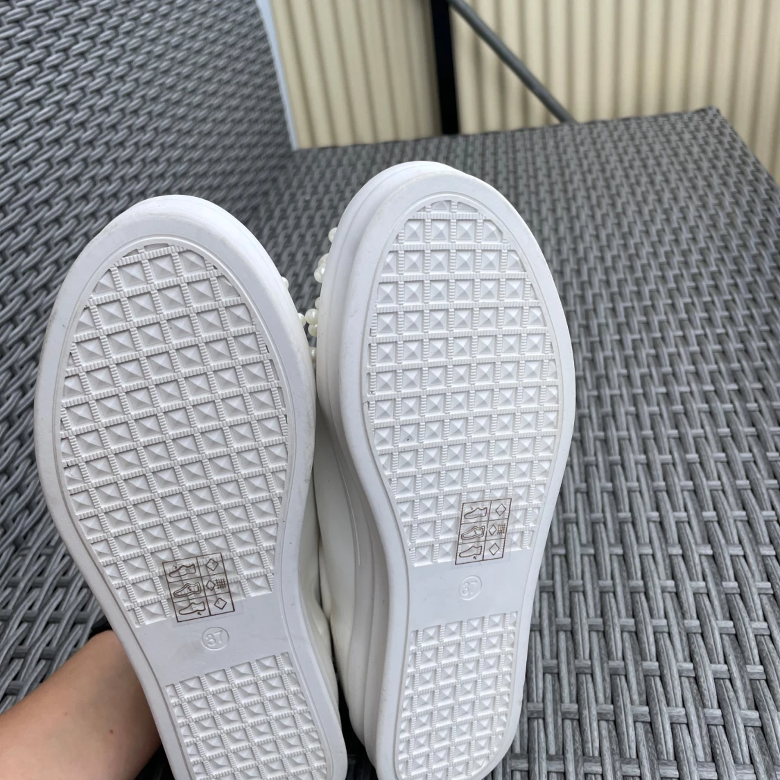 Vita sneakers med pärldetaljer Lost Ink - 3