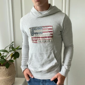 Ralph Lauren denim and supply hoodie usa flag vintage - Vintage USA flagg denim and supply hoodie. Väldigt bra skick, minimalt missfärgad vid storleks lappen men märks ju inte vid användning. Modellen är 180,75 kg och bär S. Kom med frågor! 