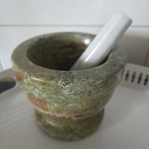 MorteI i sten - En fin och stor mortel i stenmaterial. Mycket fint skick. Ca 9 cm i diameter. 