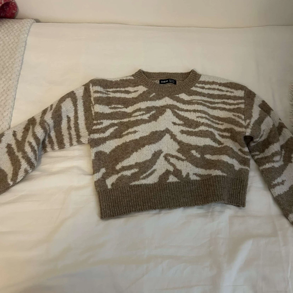 Beige och vit croppad zebramönstrad tröja - 1