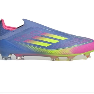 F50 Elite Laceless Elite FG Celestial Victory - Säljer ett par Adidas F50 fotbollsskor i en riktigt fet färgkombo med blått, neon-gult och rosa. Skorna har en strömlinjeformad design utan snörning, med syntetmaterial och mönstrade detaljer. Sulan har fasta dobbar för gräsplan och coola färgövergångar undertill. 39-40-41-42-43-44-45