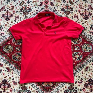 Ralph lauren pike - Röd ralph lauren pike. Helt okej skick