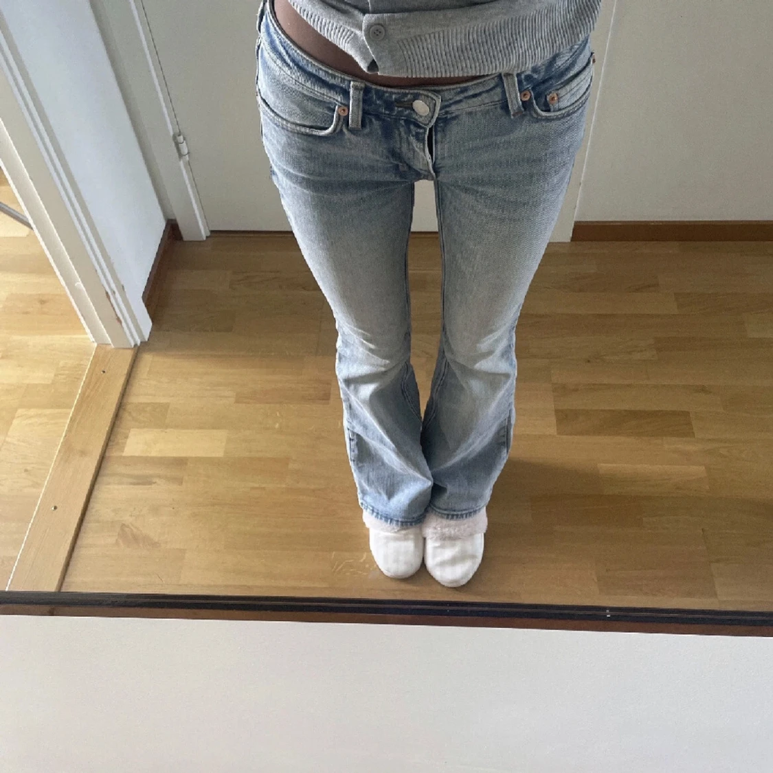 ljusblå bootcut jeans - 1