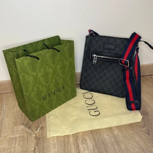 Svart axelväska  - Säljer helt ny axelväska.                                              Medföljer: Allt som syns på bilden.                   Priset går att diskutera.                                           För fler spänande accessoarer kolla profilen.