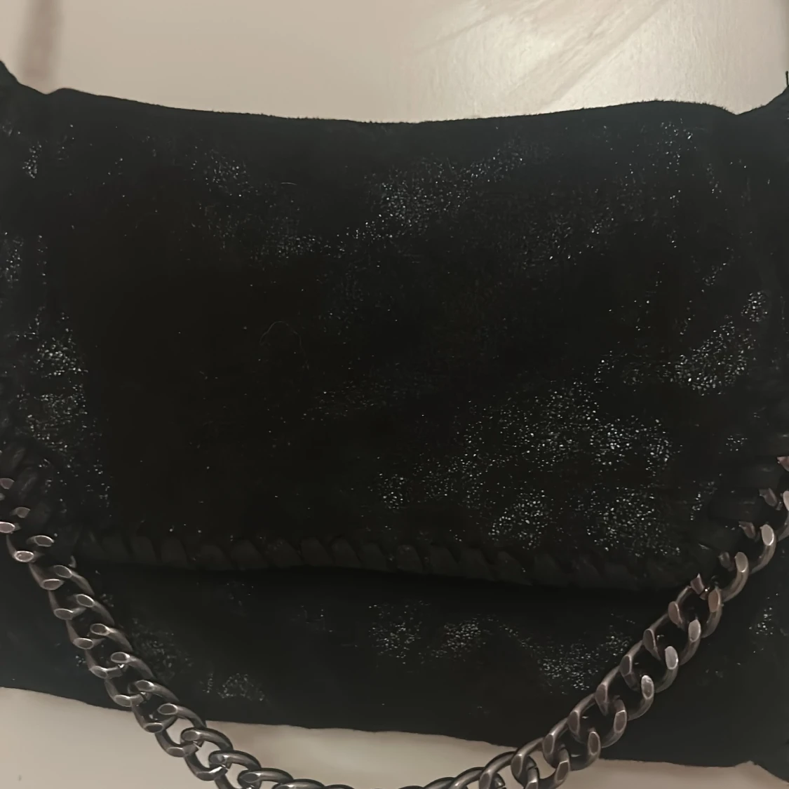 Svart axelväska med kedja  - 1