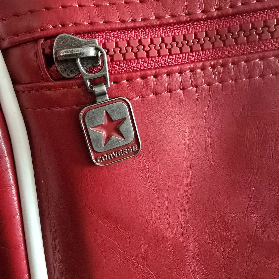 Röd axelväska från Converse - 1