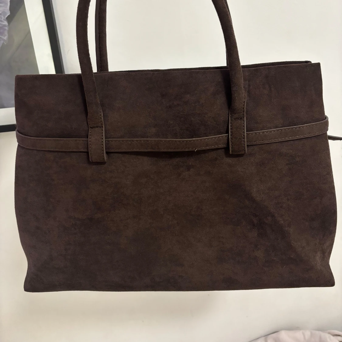 Mörkbrun mocka handväska med bälte - 1