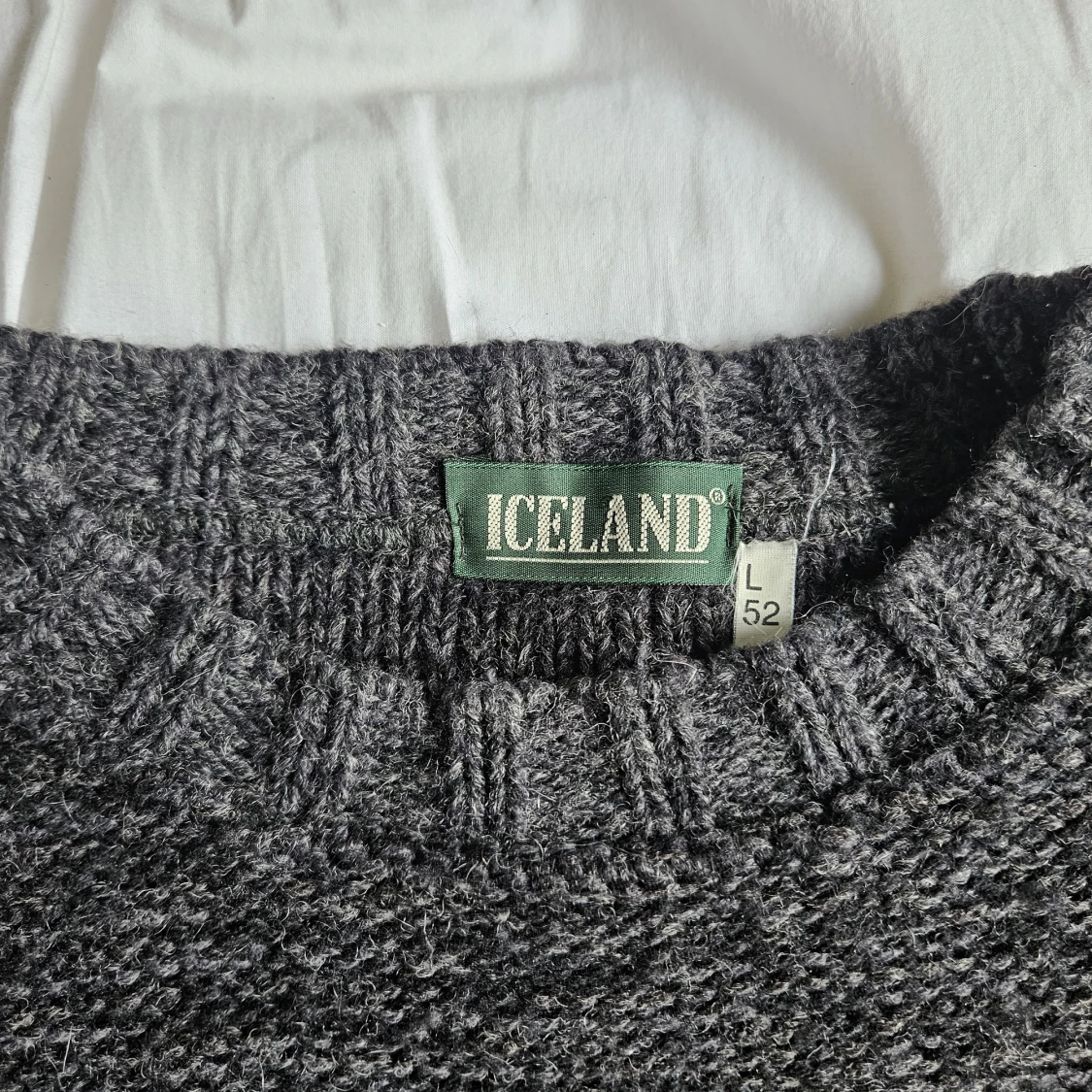 Mörkgrå stickad tröja från Iceland - 1
