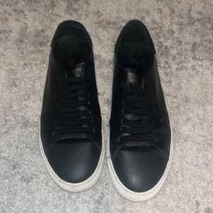 Svarta Axel Arigato sneakers - Svarta arigatos i storlek 42, prisert går att diskutera.