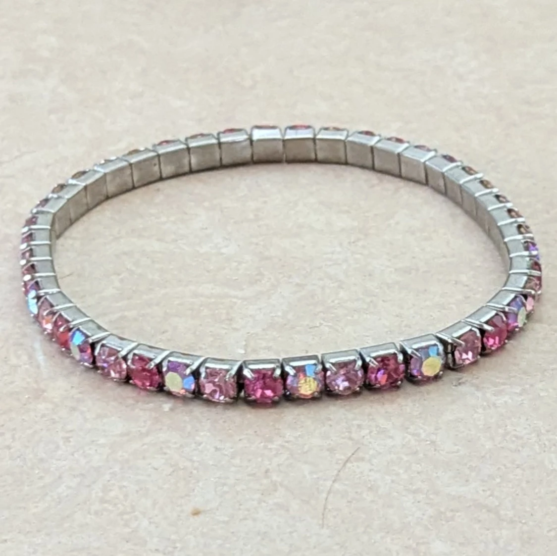 Glittrigt rosa armband med stenar - 3