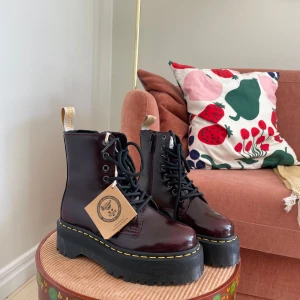 Dr Martens Jadon kängor  - Dr Martens boots i modellen Jadon med platåsula. Helt oanvända med tags och kartong kvar. Denna variant med veganskt ”läder” i vinrött säljs inte längre. Strl 36. Nypris ca 2500.