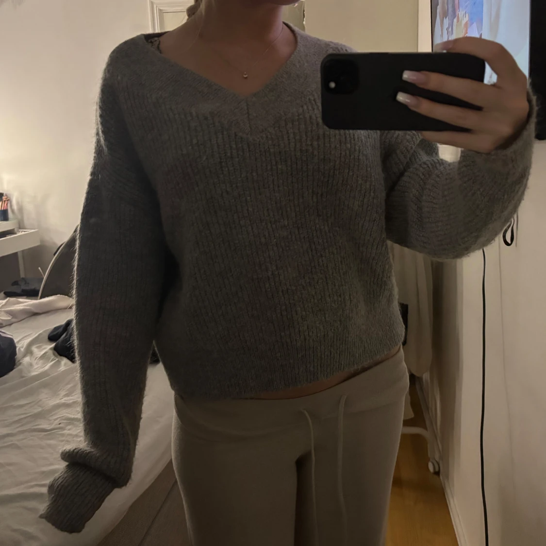 Grå stickad v-ringad tröja