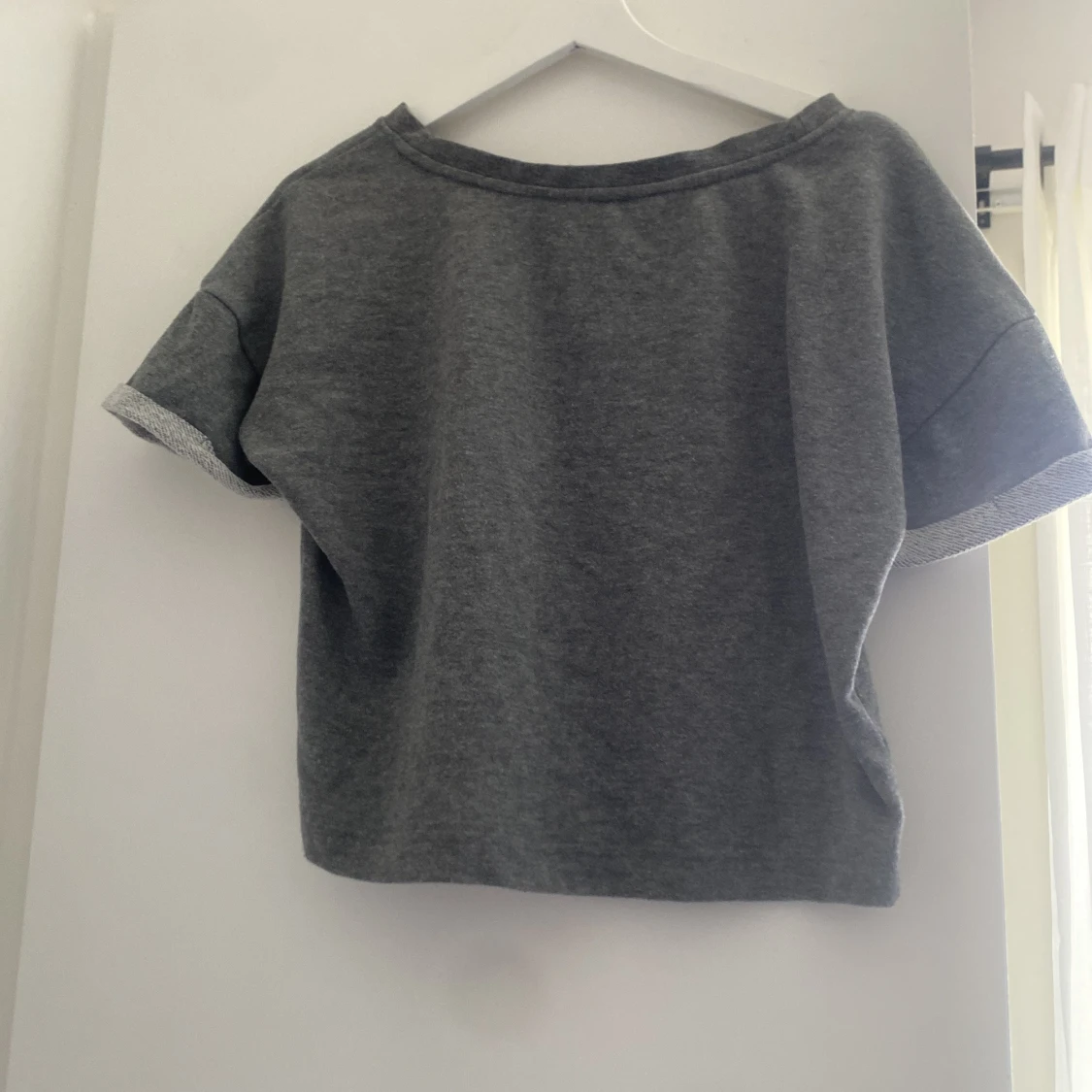 Grå croppad t-shirt från Only Play - 2