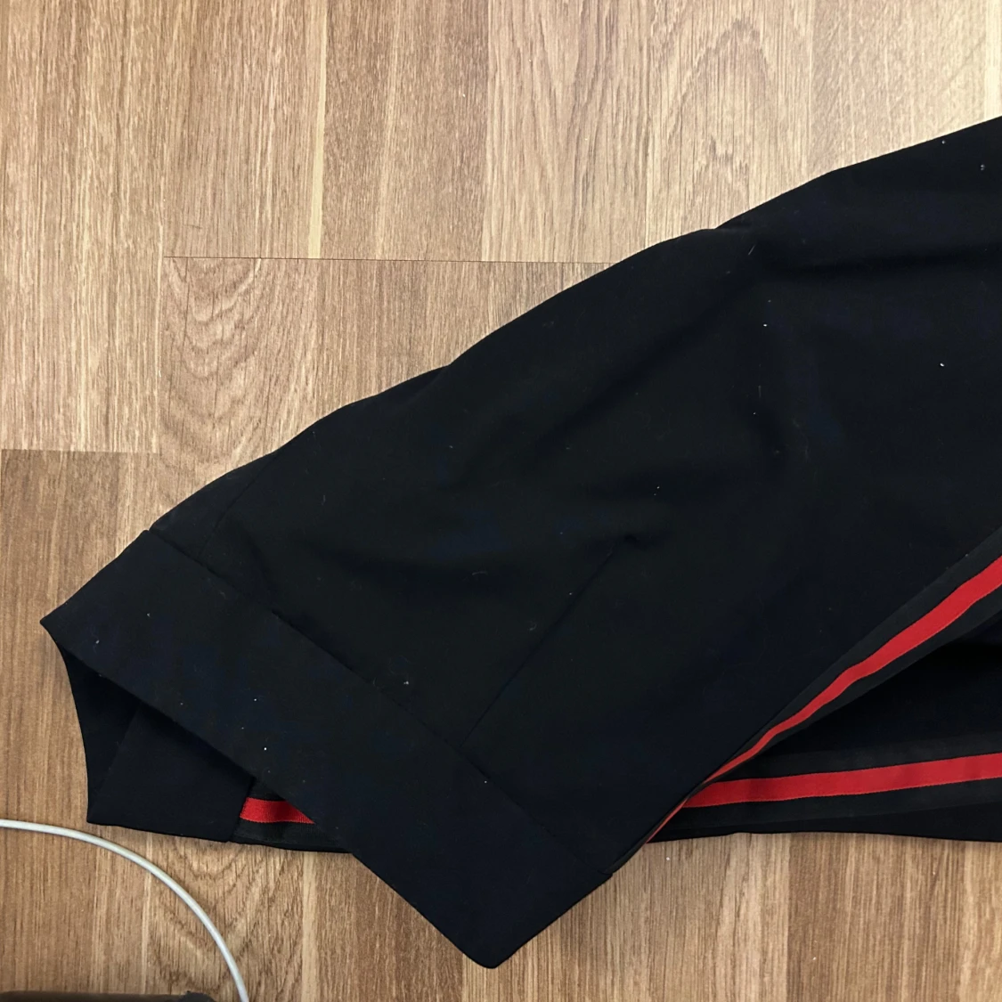 Svarta kostymbyxor Hunkydory med röd rand - 3