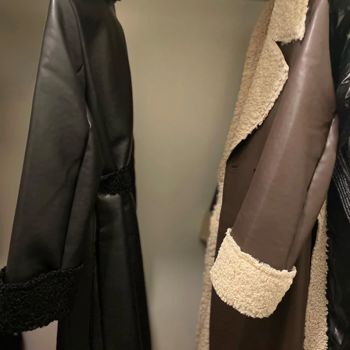 Svart lång pälsjacka i skinnlook - 2