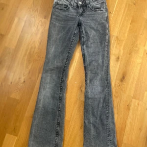 Svarta jeans  - Säljer dessa super fina jeansen från Gina 💕