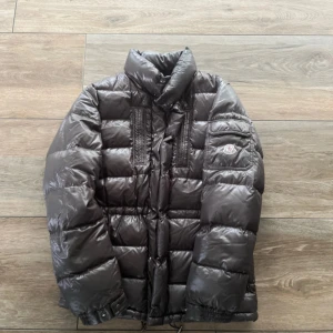 Äkta Moncler pufferjacka - Glansig moncler jacka 🧥  Storlek 2 motsvarar M ✅  Väldigt bra skick utom serien som är lite sliten.✅ Pris går diskuteras 🤝 Hör av er om ni vill ha äkthetsbevis, fler bilder eller om ni har några frågor!
