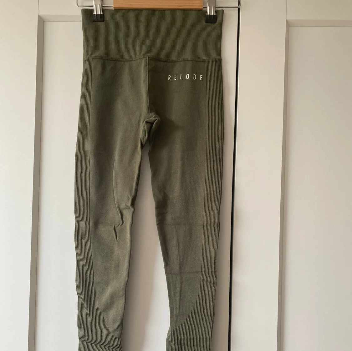 Olivgröna seamless leggings från Relode - 1