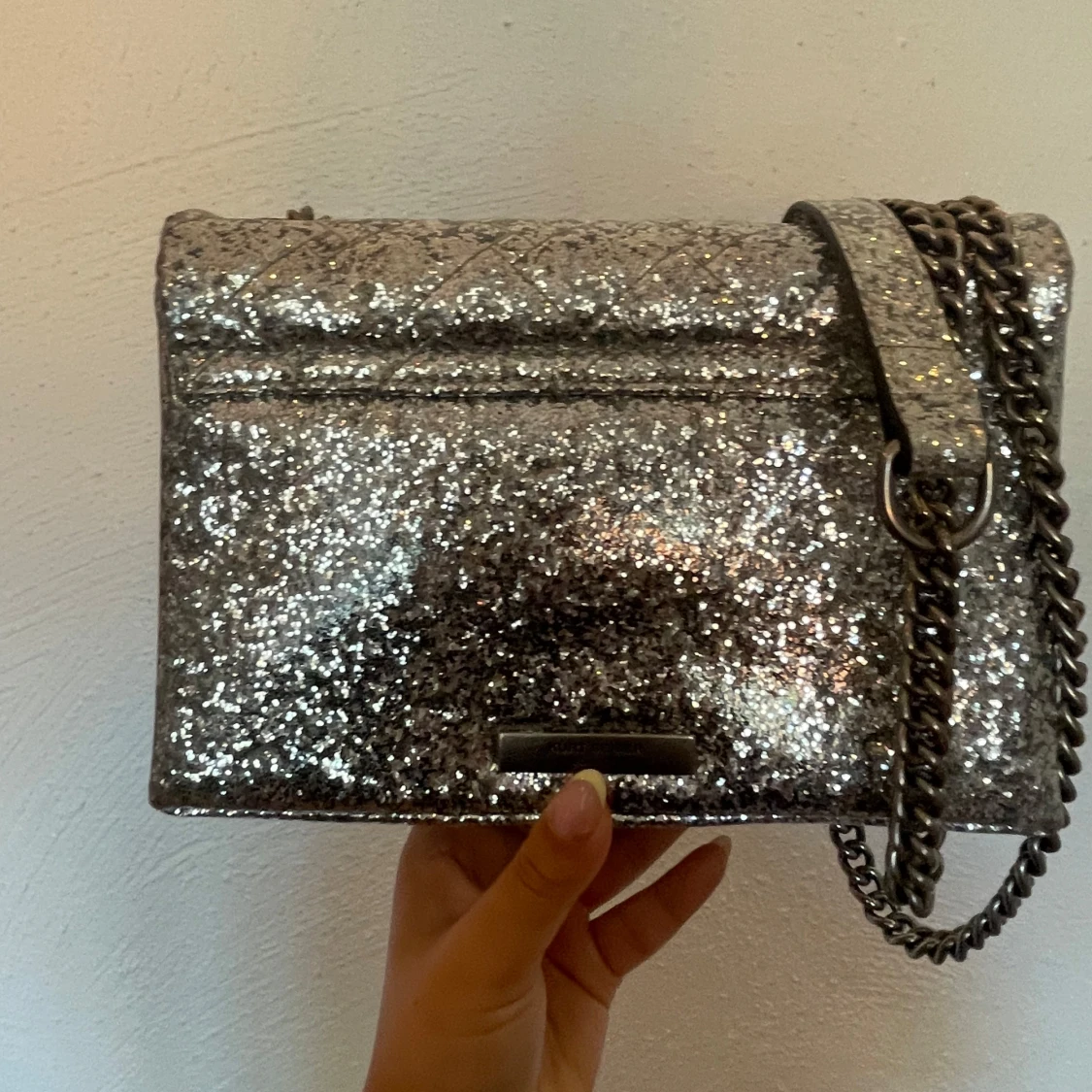 Glittrig silver väska från Kurt Geiger - 2