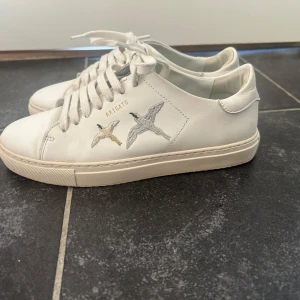 Vita sneakers Axel Arigato broderade fåglar - Säljer mina snygga Arigato skor då de inte kommer till användning. Nypris ca 2700 kr. Använt ca 3 gånger. Skriv privat för fler bilder.  