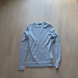 Ljusblå långärmad tröja - En stilren ljusblå långärmad tröja. Tröjan har rund halsringning och är i ett mjukt, tunt bomullsmaterial som känns skönt mot huden. 