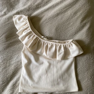 Volang topp - Säljer denna snygga volang toppen. Har använt några få gånger. Säljer den då den inte kommer till användning längre. Skriv gärna till mig ifall det finns några frågor ☺️