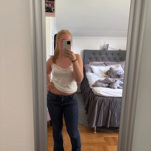 Mörkblå bootcut jeans - Säljer ett par mörkblå jeans med bootcut-modell och klassisk femficksdesign. Jeansen har låg midja och är tillverkade i ett stretchigt denimtyg som sitter snyggt över höfterna och låren. Perfekta för dig som gillar en tidlös och enkel look. De kommer tyvärr inte till användning längre💕