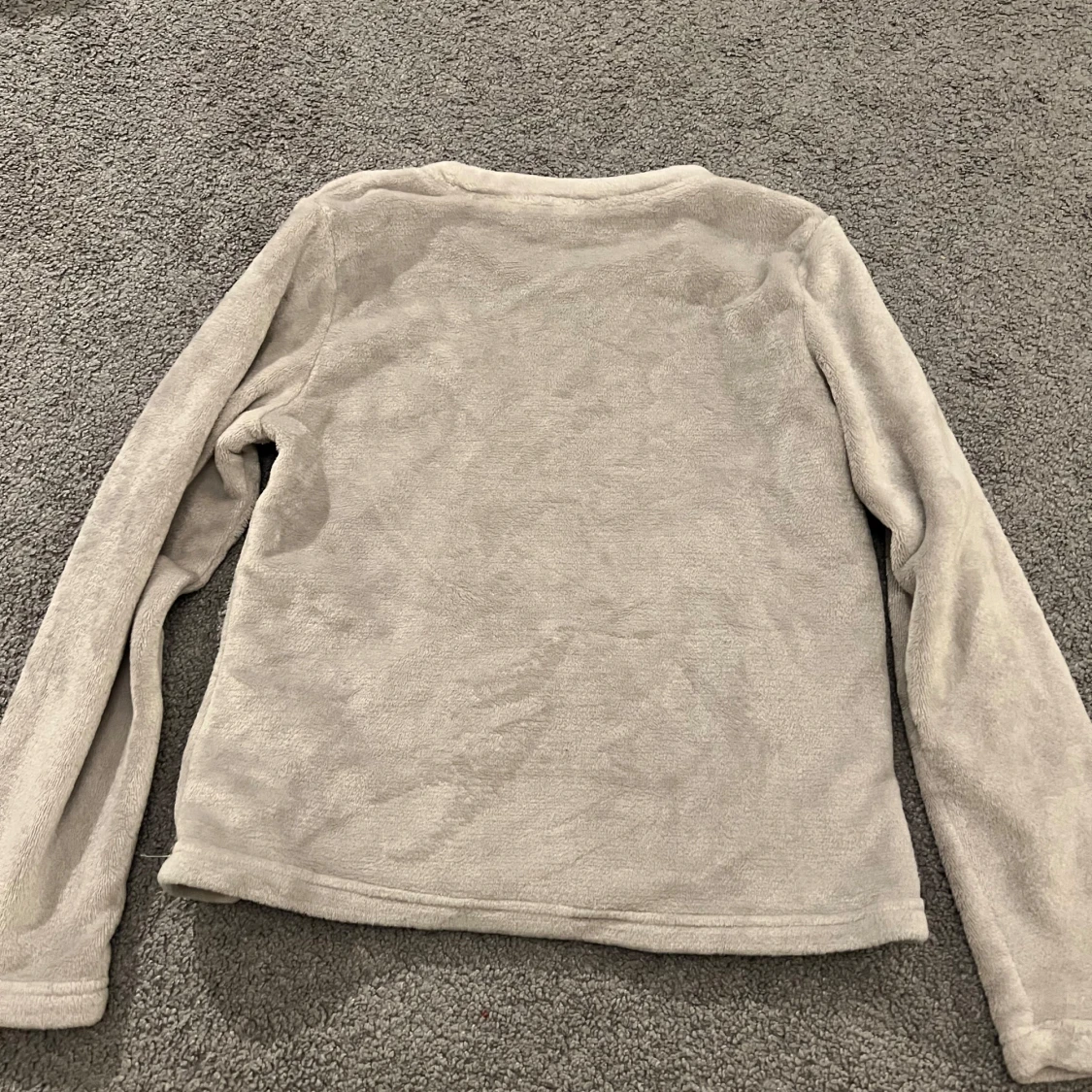 Två mysiga fleece-tröjor med print - 2