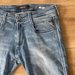 Replay Anbass jeans - Hej, Säljer nu ett par feta Replay Anbass jeans i ljusblå tvätt. Modellen på bilden är 186cm lång, väger 70kg och när storleken 31/34. Skicket är 10/10 då dem endast är använda vid ett fåtal tillfällen. Jeansen är i modellen ANBASS (slim fit). Tveka inte på att kontakta mig vid frågor eller funderingar. Pris kan gå ner vid snabb och smidig affär⚜️🔥🙌
