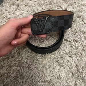 LV svart  - Lv väldigt snyggt du kommer inte ångra dig efter köpet men det finns en liten Flek vid bältet på in sidan där det är lite svart vet inte hur det har hänt med det är lite svart på in sidan 