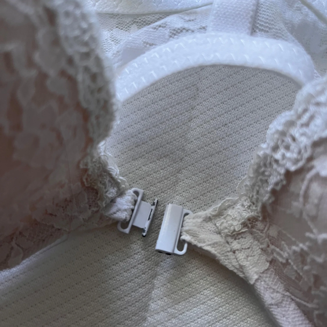 Vit spetsig BH med frontknäppning - 1