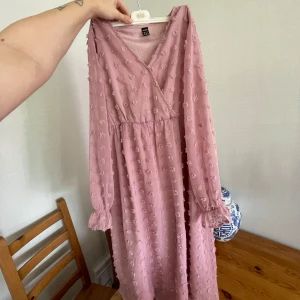 Rosa sommar klänning  - Säljer denna super söta rosa sommar klänning. Köpt secondhand och endast testat den. Super skön och luftig.💕