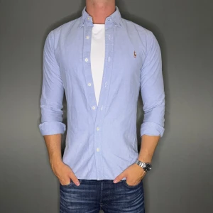 Ralph lauren skjorta - Hej säljer nu min fina Ralph lauren skjorta i storlek M. Den är i nyskick och kommer vara otroligt snygg nu i vår och framåt sommaren. Nypris cirka 1600kr! Vi kommer att sälja liknande produkter nu i vår och närmare sommar så glöm inte följa profilen!🌊🍾