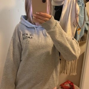 grå hoodie💞 - Säljer en chill super fin grå hoodie med mjukt material, hoodien har ett litet tryck framtill och ett större på ryggen! Så vacker!