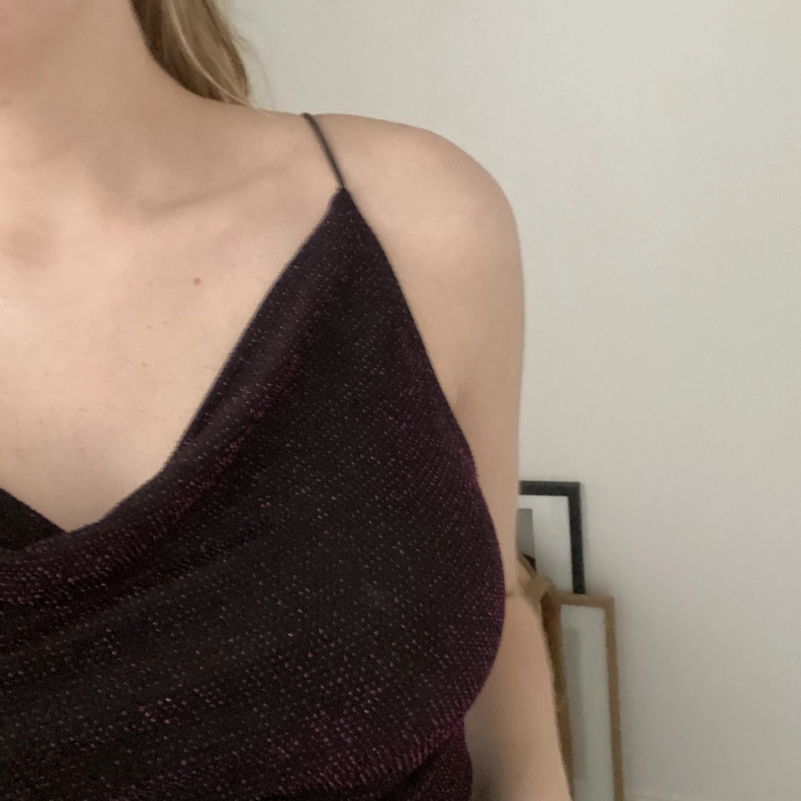 Röd glittrig klänning - 1