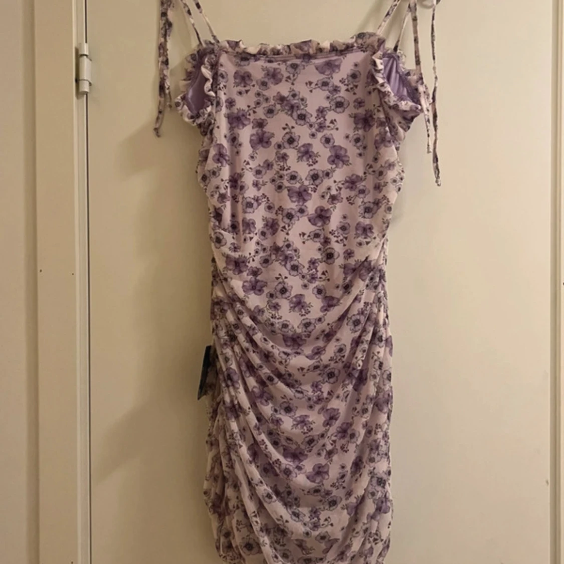 Ljuslila blommig kortklänning NLY ONE - 3